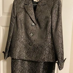 Ladies  Suit . Size 12 , runs true to size. Worn 1 time to a wedding 1 hr